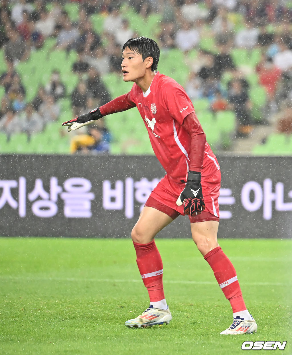 4일 대구스타디움에서 대구FC와 FC 바르셀로나의  2025 아시아 투어 에디션 한국 경기가 열렸다.  FC 바르셀로나는 지난달 31일 서울월드컵경기장에서 열린 FC 서울과의 맞대결에서 7-3으로 완승을 거뒀다.대구FC 한태희 골키퍼가 수비수들의 위치 조정을 하고 있다. 2025.08.04 / foto0307@osen.co.kr