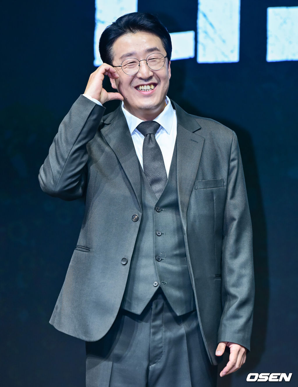 14일 오전 서울 종로구 JW 메리어트 동대문 스퀘어에서 디즈니+ 오리지널 시리즈 '나인 퍼즐' 제작발표회가 열렸다.윤종빈 감독의 신작 '나인 퍼즐’은 10년 전, 미결 사건의 유일한 목격자이자 현직 프로파일러인 ‘이나’(김다미)와 그를 끝까지 용의자로 의심하는 강력팀 형사 ‘한샘’(손석구)이 의문의 퍼즐 조각과 함께 다시 시작된 연쇄살인 사건의 비밀을 파헤치는 추리 스릴러다.배우 현봉식이 포토타임을 하고 있다. 2025.05.14 /jpnews@osen.co.kr
