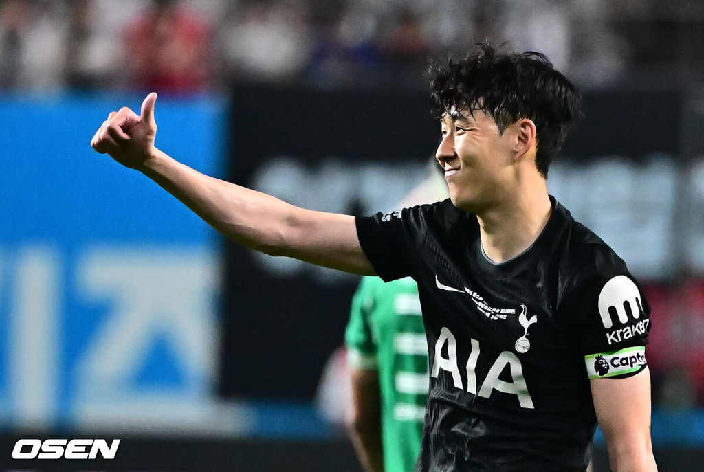 손흥민(33, 토트넘)의 토트넘 홋스퍼 커리어가 막을 내렸다. 선발로 출전해 약 65분을 소화한 그는 뜨거운 반응을 이끌어내며 교체아웃됐다. 토트넘은 뉴캐슬 유나이티드를 상대로 무승부를 만들어냈다.토트넘 홋스퍼는 3일 오후 8시 서울월드컵경기장에서 열린 쿠팡플레이 시리즈 2025 2경기 뉴캐슬 유나이티드와 프리시즌 친선경기를 치러 1-1 무승부를 거뒀다.후반 토트넘 손흥민이 엄지를 치켜들고 있다. 2025.08.03 / jpnews@osen.co.kr