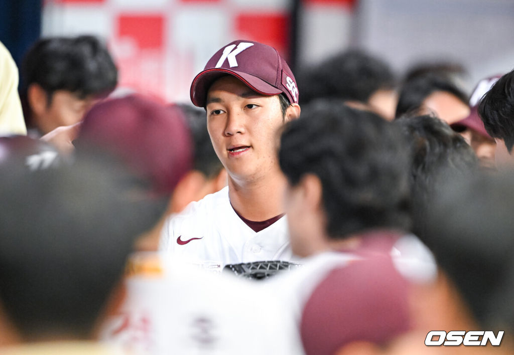 1일 오후 서울 구로구 고척스카이돔에서 ‘2023 신한은행 SOL KBO리그’ 키움 히어로즈와 한화 이글스의 개막전이 진행됐다. 6회초 이닝종료 후 키움 선발투수 안우진이 동료들의 축하를 받고 있다. 안우진은 이날 6이닝 무실점 탈삼진 12개를 기록했다. . 2023.04.01 / soul1014@osen.co.kr