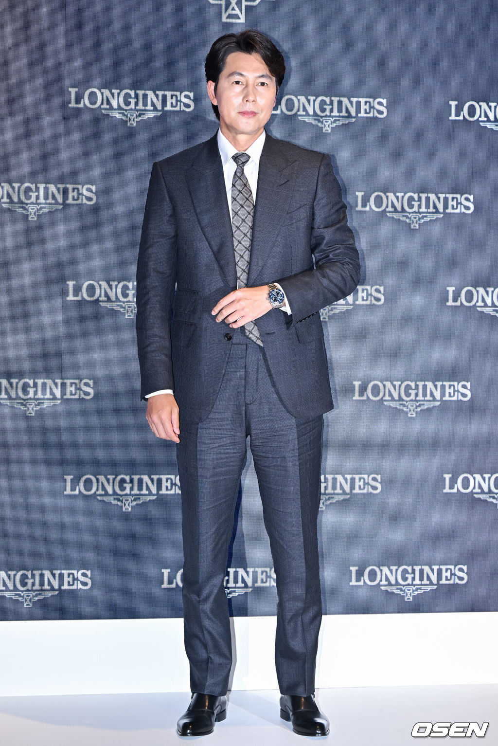 10일 오후 서울 성수동 코사이어티에서 시계 브랜드 론진(LONGINES) 신제품 론칭행사가 진행됐다.<br /><br />정우성이 포즈를 취하고 있다.    2023.05.10 / soul1014@osen.co.kr<br />
