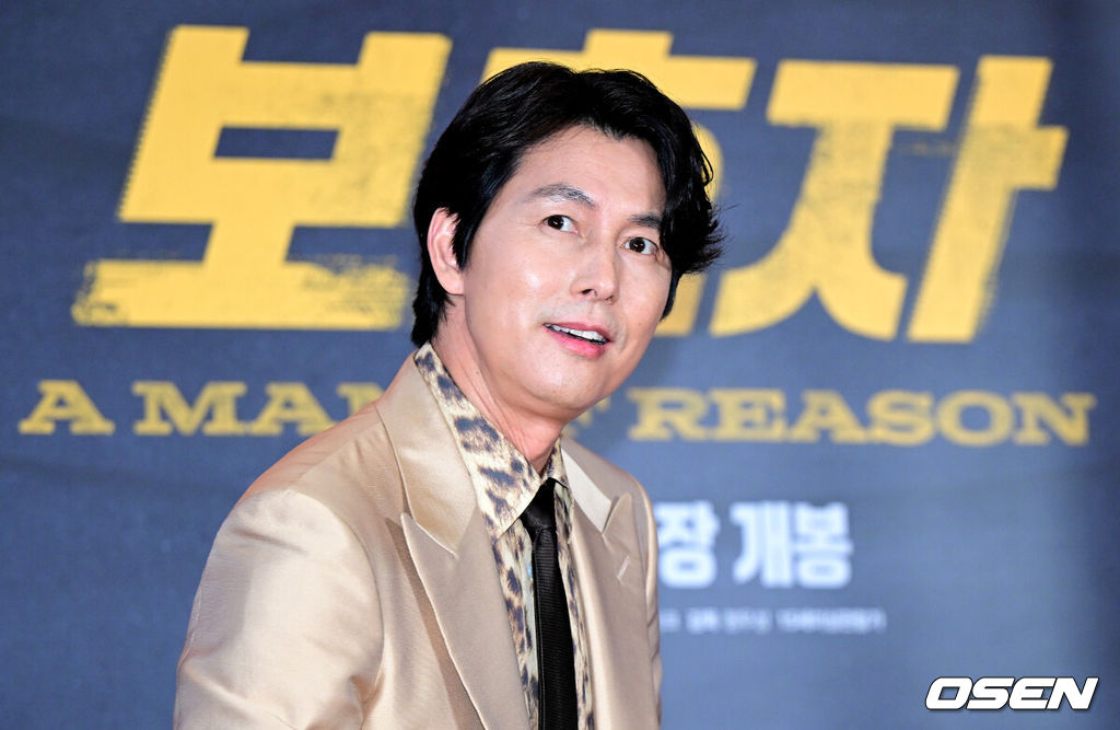 9일 오후 서울 삼성동 메가박스 코엑스에서 영화 ‘보호자’(감독 정우성) 레드카펫 쇼케이스 행사가 열렸다.영화 ’보호자’는 10년 만에 출소해 몰랐던 딸의 존재를 알고 평범하게 살기를 원하는 수혁과 그를 노리는 이들 사이의 이야기를 그린 액션 영화로 오는 15일 개봉된다. 감독 겸 배우 정우성이 행사를 마치고 팬들에게 인사하고 있다. 2023.08.09  / dreamer@osen.co.kr