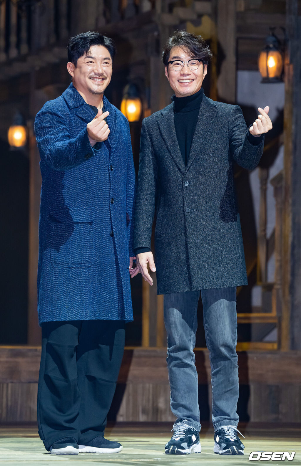 7일 오후 서울 서초구 예술의전당 CJ토월극장에서 연극 '셰익스피어 인 러브' 기자간담회가 열렸다.페니맨 역의 배우 임철형과 송영규가 무대 위에서 포토타임을 갖고 있다. 2023.02.07 / rumi@osen.co.kr