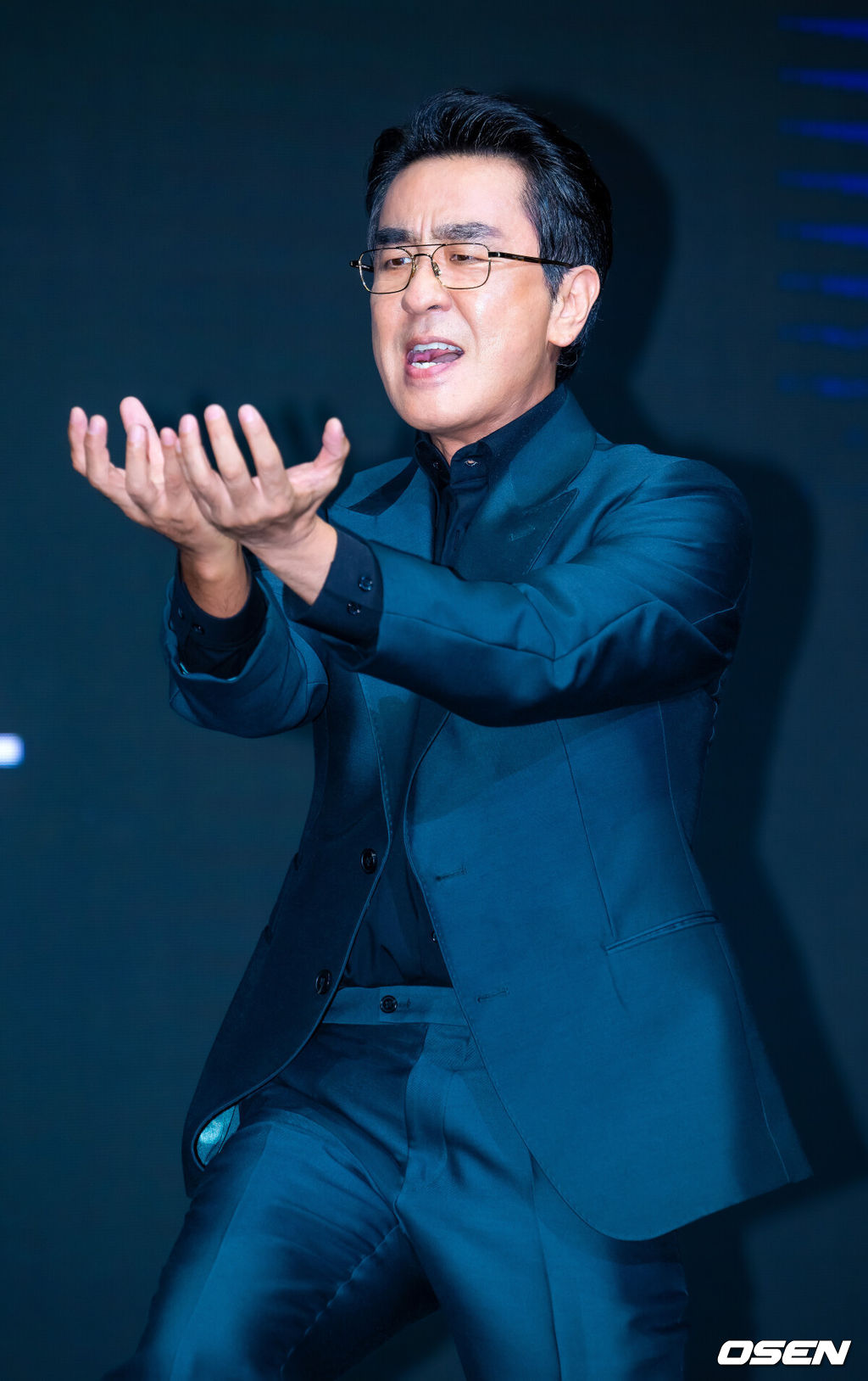 디즈니+ 오리지널 '파인: 촌뜨기들' 제작발표회가 8일 서울 콘래드 서울 호텔에서 열렸다.류승룡, 양세종, 임수정을 비롯한 믿고 보는 배우들이 총출동한 '파인: 촌뜨기들(극본 강윤성 안승환, 연출 강윤성, 약칭 파인)'은 1977년, 바다 속에 묻힌 보물선을 차지하기 위해 몰려든 근면성실 생계형 촌뜨기들의 속고 속이는 이야기를 그린 드라마다.배우 류승룡이 포즈를 취하고 있다. 2025.07.08 / rumi@osen.co.kr