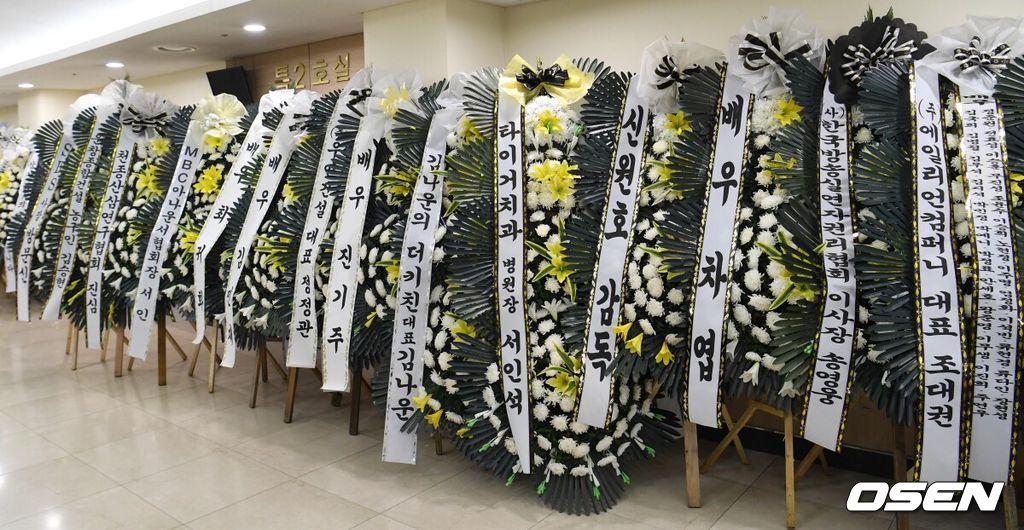 [OSEN=사진팀]고(故) 송영규의 빈소가 5일 경기도 용인시 처인구 다보스병원 장례식장에 마련됐다.1970년 생인 송영규는 서울예술대학 연극학과 출신의 배우로, 서울시립뮤지컬단 등을 거쳐 1994년 어린이 뮤지컬 '머털도사'를 통해 정식으로 데뷔했다. 이후 그는 다수의 '품위 있는 그녀', '사랑의 온도', '검법남녀' 시리즈, '스토브리그', '하이에나', '구미호뎐', '수리남', '카지노' 시리즈, '옥씨부인전' 등의 드라마를 비롯해 영화 '극한직업', '끝까지 간다', '하프', '트릭', '판도라', '브이아이피', '야구소녀', '행복의 나라', '필사의 추격' 등의 영화에서 활약했다. '아이쇼핑' 외에도 또 다른 사전제작 드라마 '트라이'에 출연해 시청자들을 만나고 있다. 고인의 빈소는 경기도 용인시 다보스병원 장례식장 특1호실에 마련됐다. 상주로는 두 딸과 아내가 이름을 올렸다. 발인은 오는 6일 오전 8시이며, 장지는 함백산 추모공원이다. 2025.08.05 /photo@osen.co.kr[사진]사진공동취재단