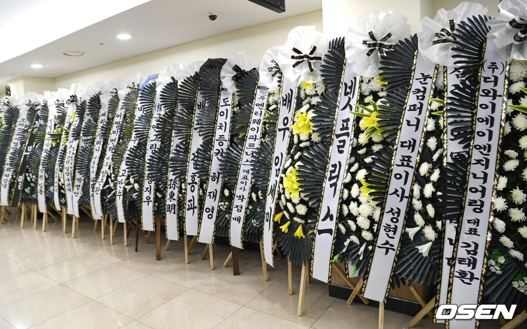 [OSEN=사진팀]고(故) 송영규의 빈소가 5일 경기도 용인시 처인구 다보스병원 장례식장에 마련됐다.1970년 생인 송영규는 서울예술대학 연극학과 출신의 배우로, 서울시립뮤지컬단 등을 거쳐 1994년 어린이 뮤지컬 '머털도사'를 통해 정식으로 데뷔했다. 이후 그는 다수의 '품위 있는 그녀', '사랑의 온도', '검법남녀' 시리즈, '스토브리그', '하이에나', '구미호뎐', '수리남', '카지노' 시리즈, '옥씨부인전' 등의 드라마를 비롯해 영화 '극한직업', '끝까지 간다', '하프', '트릭', '판도라', '브이아이피', '야구소녀', '행복의 나라', '필사의 추격' 등의 영화에서 활약했다. '아이쇼핑' 외에도 또 다른 사전제작 드라마 '트라이'에 출연해 시청자들을 만나고 있다. 고인의 빈소는 경기도 용인시 다보스병원 장례식장 특1호실에 마련됐다. 상주로는 두 딸과 아내가 이름을 올렸다. 발인은 오는 6일 오전 8시이며, 장지는 함백산 추모공원이다. 2025.08.05 /photo@osen.co.kr[사진]사진공동취재단