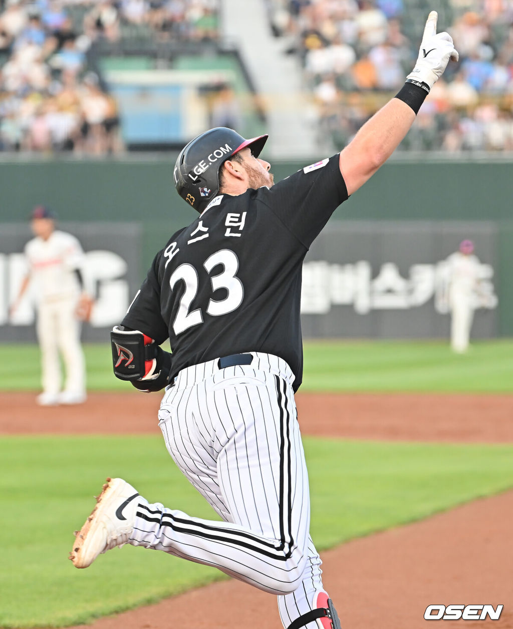 1일 부산 사직야구장에서 2025 신한 SOL 뱅크 KBO 리그 롯데 자이언츠와 LG 트윈스의 경기가 열렸다. 홈팀 롯데는 데이비슨이, 방문팀 LG는 에르난데스가 선발 출전했다.LG 트윈스 오스틴이 3회초 1사 2루 좌월 2점 홈런을 치고 세리머니를 하고 있다. 2025.07.01 / foto0307@osen.co.kr