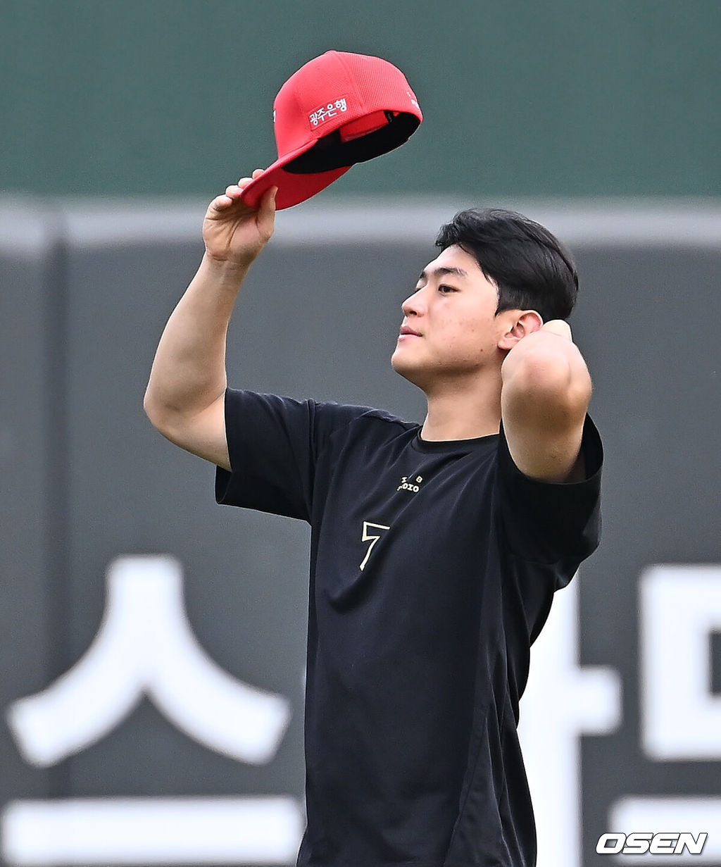 5일 부산 사직야구장에서 2025 신한 SOL 뱅크 KBO 리그 롯데 자이언츠와 KIA 타이거즈의 경기가 열린다. 홈팀 롯데는 감보아가, 방문팀 KIA는 네일이 선발 출전한다.KIA 타이거즈 김도영이 훈련에 앞서 머리를 다듬고 있다. 2025.08.05 / foto0307@osen.co.kr