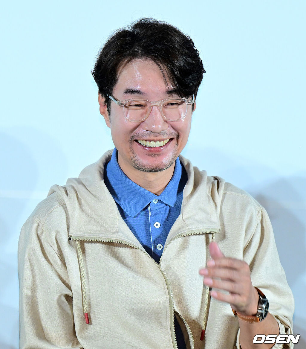 22일 오전 서울 광진구 자양동 롯데시네마 건대입구에서 영화 ‘행복의 나라’ 제작보고회가 열렸다.'행복의 나라'는 1979년 10월 26일, 상관의 명령에 의해 대통령 암살 사건에 연루된 박태주(이선균 분)와 그의 변호를 맡으며 대한민국 최악의 정치 재판에 뛰어든 변호사 정인후(조정석 분)의 이야기를 그린 영화다. 배우 송영규가 간담회를 하고 있다. 2024.07.22 / jpnews@osen.co.kr