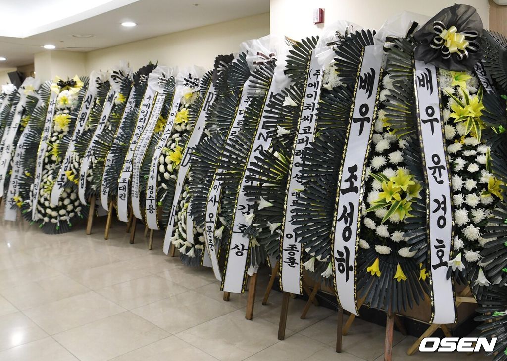[OSEN=사진팀]고(故) 송영규의 빈소가 5일 경기도 용인시 처인구 다보스병원 장례식장에 마련됐다.1970년 생인 송영규는 서울예술대학 연극학과 출신의 배우로, 서울시립뮤지컬단 등을 거쳐 1994년 어린이 뮤지컬 '머털도사'를 통해 정식으로 데뷔했다. 이후 그는 다수의 '품위 있는 그녀', '사랑의 온도', '검법남녀' 시리즈, '스토브리그', '하이에나', '구미호뎐', '수리남', '카지노' 시리즈, '옥씨부인전' 등의 드라마를 비롯해 영화 '극한직업', '끝까지 간다', '하프', '트릭', '판도라', '브이아이피', '야구소녀', '행복의 나라', '필사의 추격' 등의 영화에서 활약했다. '아이쇼핑' 외에도 또 다른 사전제작 드라마 '트라이'에 출연해 시청자들을 만나고 있다. 고인의 빈소는 경기도 용인시 다보스병원 장례식장 특1호실에 마련됐다. 상주로는 두 딸과 아내가 이름을 올렸다. 발인은 오는 6일 오전 8시이며, 장지는 함백산 추모공원이다. 2025.08.05 /photo@osen.co.kr[사진]사진공동취재단