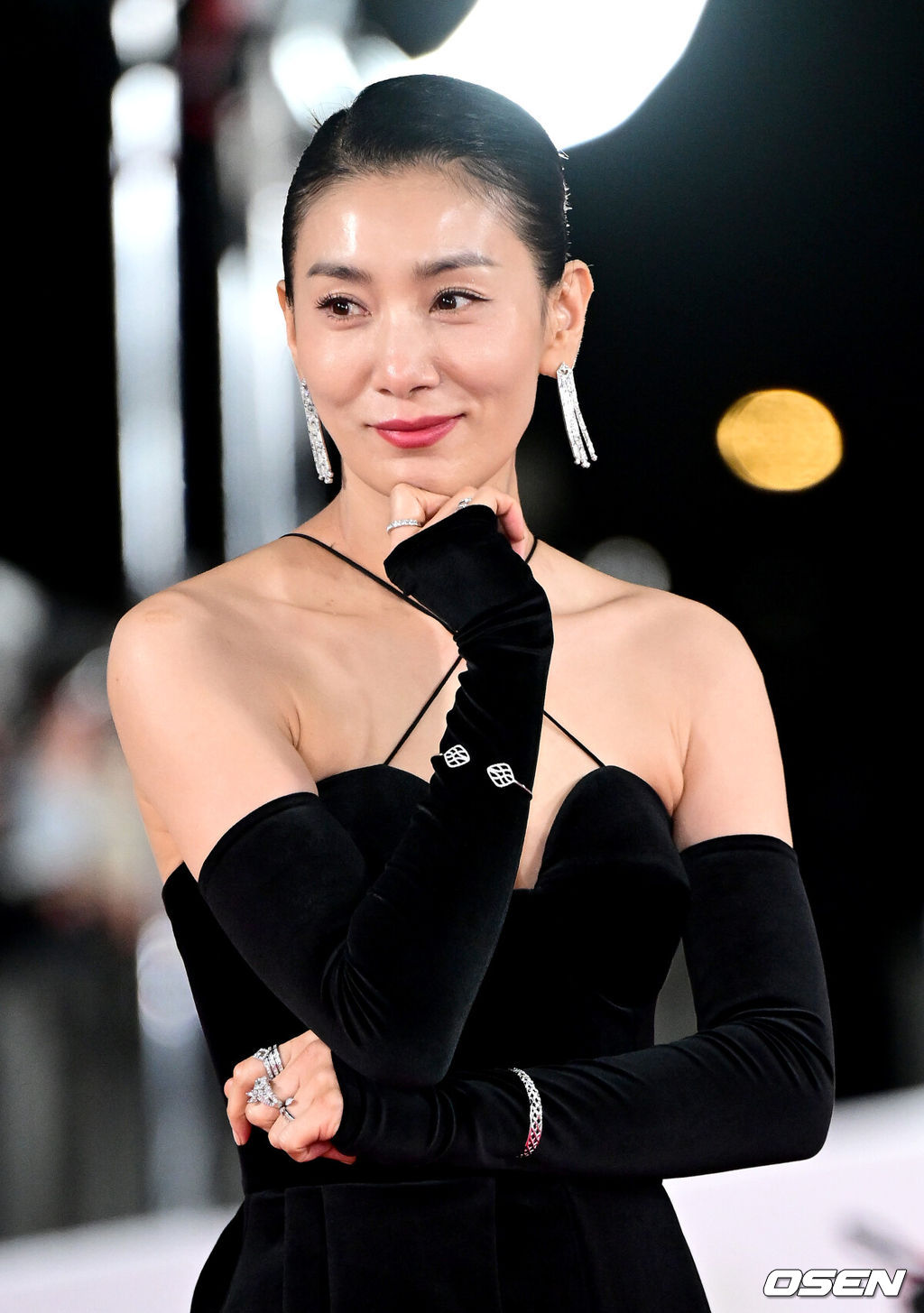 24일 오후 서울 여의도 KBS홀에서 ’제44회 청룡영화상’ 레드카펫 행사가 열렸다.배우 김서형이 행사에 참석해 레드카펫을 밟고 있다. 2023.11.24 / dreamer@osen.co.kr