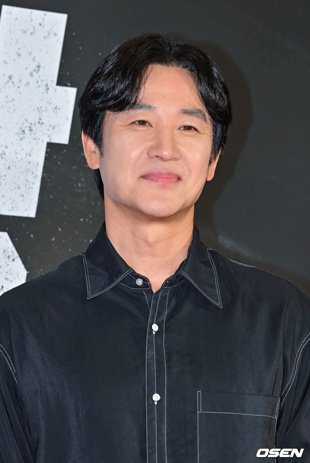 15일 서울 삼성동 코엑스 메가박스에서 영화 '야당' 쇼케이스 및 VIP 시사회가 진행됐다.<br /><br />‘야당’은 대한민국 마약판을 설계하는 브로커 ‘야당’, 더 높은 곳에 오르려는 ‘검사’, 마약 범죄 소탕에 모든 것을 건 ‘형사’가 서로 다른 목적을 가지고 엮이며 펼쳐지는 범죄 액션 영화로 배우 박해준, 류경수, 채원빈, 유해진, 강하늘이 출연한다.<br /><br />배우 엄태웅이 포즈를 취하고 있다.    2025.04.15 / soul1014@osen.co.kr<br />