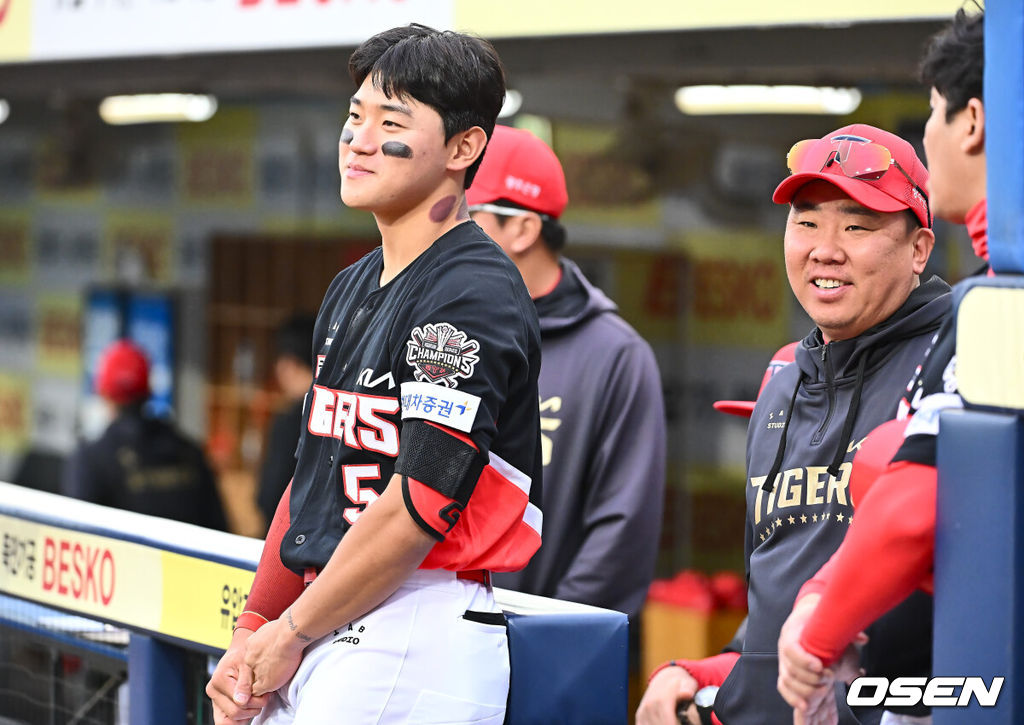 23일 대구삼성라이온즈파크에서 2025 신한 SOL 뱅크 KBO 리그 삼성 라이온즈와 KIA 타이거즈의 경기가 열렸다. 홈팀 삼성은 황동재가, 방문팀 KIA는 네일이 선발 출전했다. KIA 타이거즈 이범호 감독이 김도영을 보며 미소짓고 있다. 2025.05.23 / foto0307@osen.co.kr