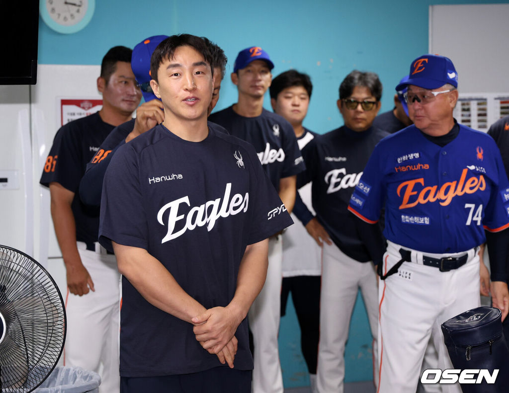 한화 손아섭이 선수단과 인사를 나누고 있다. 2025.08.01 /sunday@osen.co.kr