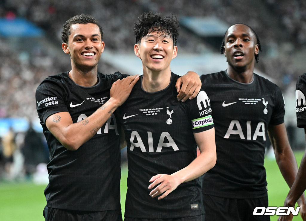 3일 오후 서울월드컵경기장에서 쿠팡플레이 시리즈 2025 2경기, 토트넘 홋스퍼 FC와 뉴캐슬 유나이티드 FC의 프리시즌 친선경기가 열렸다.토트넘 손흥민의 고별전이자 양민혁과 뉴캐슬 박승수의 맞대결로 주목받는 이번 경기는 단순한 프리시즌 친선경기가 아닌, 전설의 마지막, 신예의 등장 교차점이라는 특별한 의미가 더해진다.전반 토트넘 홋스퍼 브레넌 존슨이 선제골을 성공시키고 손흥민과 환호하고 있다. 2025.08.03 /sunday@osen.co.kr