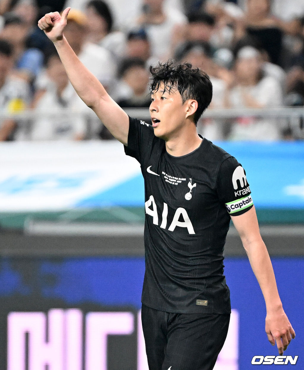 3일 오후 서울월드컵경기장에서 쿠팡플레이 시리즈 2025 2경기, 토트넘 홋스퍼 FC와 뉴캐슬 유나이티드 FC의 프리시즌 친선경기가 열렸다.토트넘 손흥민의 고별전이자 양민혁과 뉴캐슬 박승수의 맞대결로 주목받는 이번 경기는 단순한 프리시즌 친선경기가 아닌, 전설의 마지막, 신예의 등장 교차점이라는 특별한 의미가 더해진다.전반 토트넘 홋스퍼 손흥민이 동료들을 향해 엄지를 들어 올리고 있다. 2025.08.03 /sunday@osen.co.kr