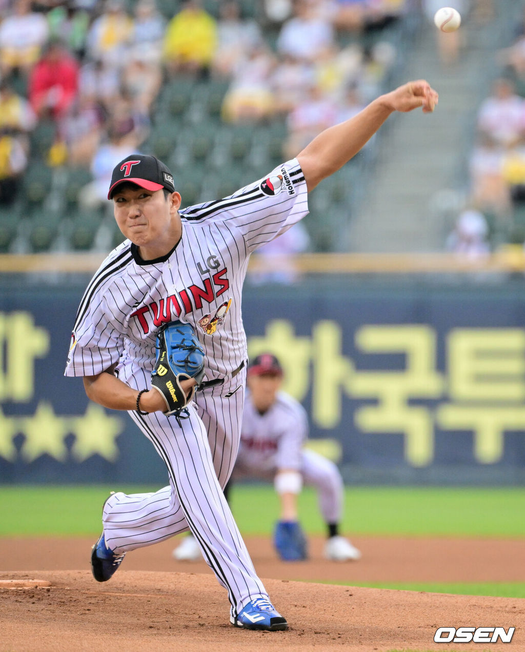 5일 오후 서울 잠실구장에서 ‘2025 신한 SOL Bank KBO리그’ LG 트윈스와 두산 베어스의 경기가 열렸다.LG는 손주영, 두산은 최승용을 선발로 내세웠다.1회초 LG 선발 손주영이 역투하고 있다. 2025.08.05 /cej@osen.co.kr