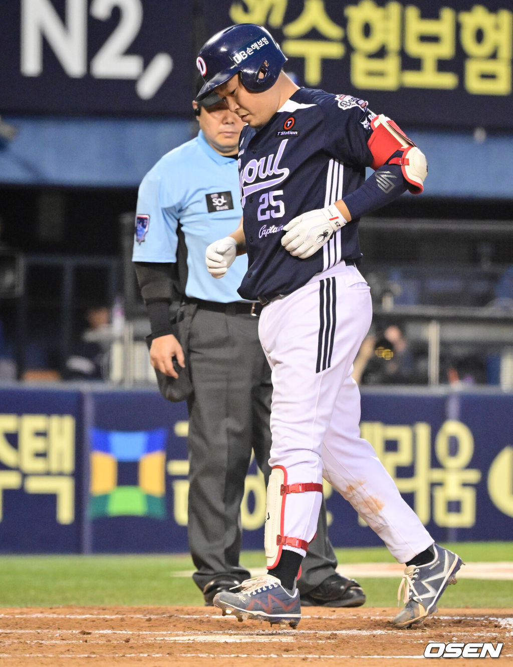 5일 오후 서울 잠실구장에서 ‘2025 신한 SOL Bank KBO리그’ LG 트윈스와 두산 베어스의 경기가 열렸다.LG는 손주영, 두산은 최승용을 선발로 내세웠다.4회초 두산 선두타자 양의지가 선제 좌월 솔로포를 날린 뒤 베이스를 돌고 있다. 2025.08.05 /cej@osen.co.kr