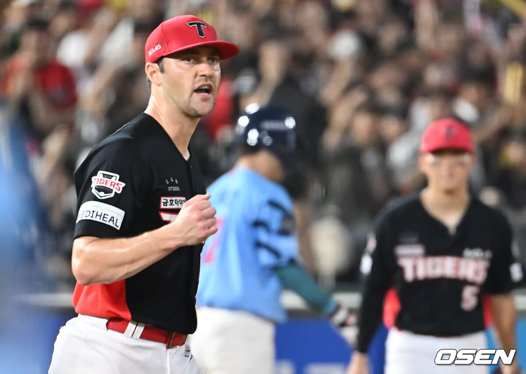 5일 부산 사직야구장에서 2025 신한 SOL 뱅크 KBO 리그 롯데 자이언츠와 KIA 타이거즈의 경기가 열렸다. 홈팀 롯데는 감보아가, 방문팀 KIA는 네일이 선발 출전했다.KIA 타이거즈 네일이 6회말 무사 1,2루 롯데 자이언츠 레이예스를 투수 병살로 잡고 환호하고 있다. 2025.08.05 / foto0307@osen.co.kr