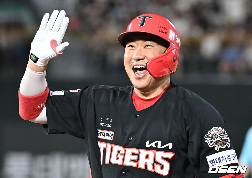 5일 부산 사직야구장에서 2025 신한 SOL 뱅크 KBO 리그 롯데 자이언츠와 KIA 타이거즈의 경기가 열렸다. 홈팀 롯데는 감보아가, 방문팀 KIA는 네일이 선발 출전했다.KIA 타이거즈 김태군이 7회초 무사 만루 중견수 앞 2타점 안타를 치고 하이파이브를 하고 있다. 2025.08.05 / foto0307@osen.co.kr