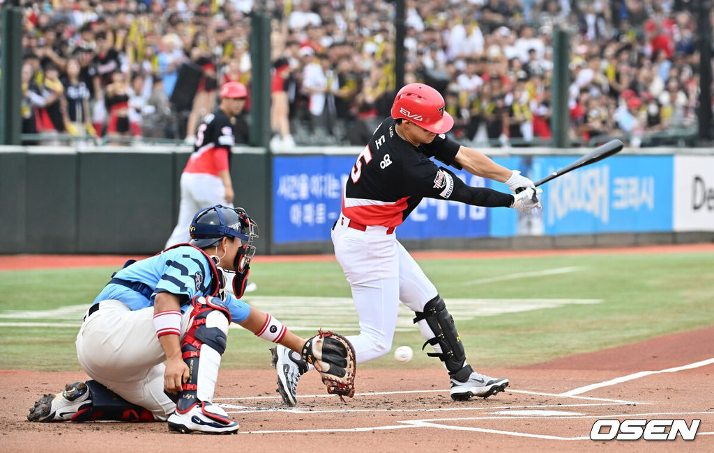 5일 부산 사직야구장에서 2025 신한 SOL 뱅크 KBO 리그 롯데 자이언츠와 KIA 타이거즈의 경기가 열렸다. 홈팀 롯데는 감보아가, 방문팀 KIA는 네일이 선발 출전했다.KIA 타이거즈 김도영이 1회초 롯데 자이언츠 선발 투수 감보아에게 삼진 아웃당하고 있다. 2025.08.05 / foto0307@osen.co.kr