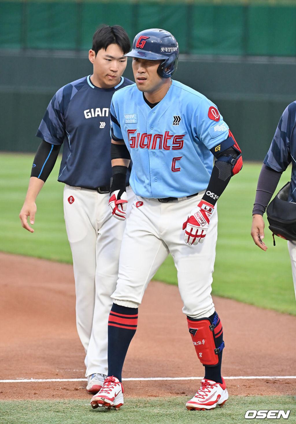 5일 부산 사직야구장에서 2025 신한 SOL 뱅크 KBO 리그 롯데 자이언츠와 KIA 타이거즈의 경기가 열렸다. 홈팀 롯데는 감보아가, 방문팀 KIA는 네일이 선발 출전했다.롯데 자이언츠 전준우가 1회말 2사 만루 1루 땅볼을 치고 진루하다 다리 부상을 당하고 괴로워하고 있다. 2025.08.05 / foto0307@osen.co.kr