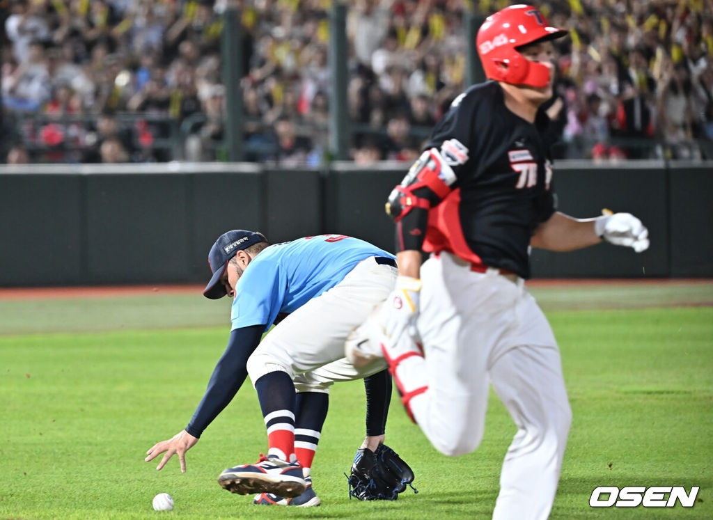 5일 부산 사직야구장에서 2025 신한 SOL 뱅크 KBO 리그 롯데 자이언츠와 KIA 타이거즈의 경기가 열렸다. 홈팀 롯데는 감보아가, 방문팀 KIA는 네일이 선발 출전했다.롯데 자이언츠 선발 투수 감보아가 7회초 무사 1,2루 KIA 타이거즈 오선우의 투수 땅볼때 실책을 하고 있다. 2025.08.05 / foto0307@osen.co.kr