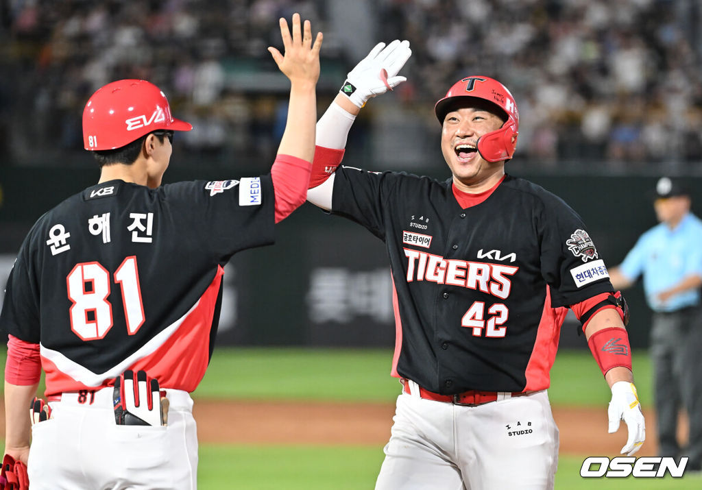 5일 부산 사직야구장에서 2025 신한 SOL 뱅크 KBO 리그 롯데 자이언츠와 KIA 타이거즈의 경기가 열렸다. 홈팀 롯데는 감보아가, 방문팀 KIA는 네일이 선발 출전했다.KIA 타이거즈 김태군이 7회초 무사 만루 중견수 앞 2타점 안타를 치고 하이파이브를 하고 있다. 2025.08.05 / foto0307@osen.co.kr