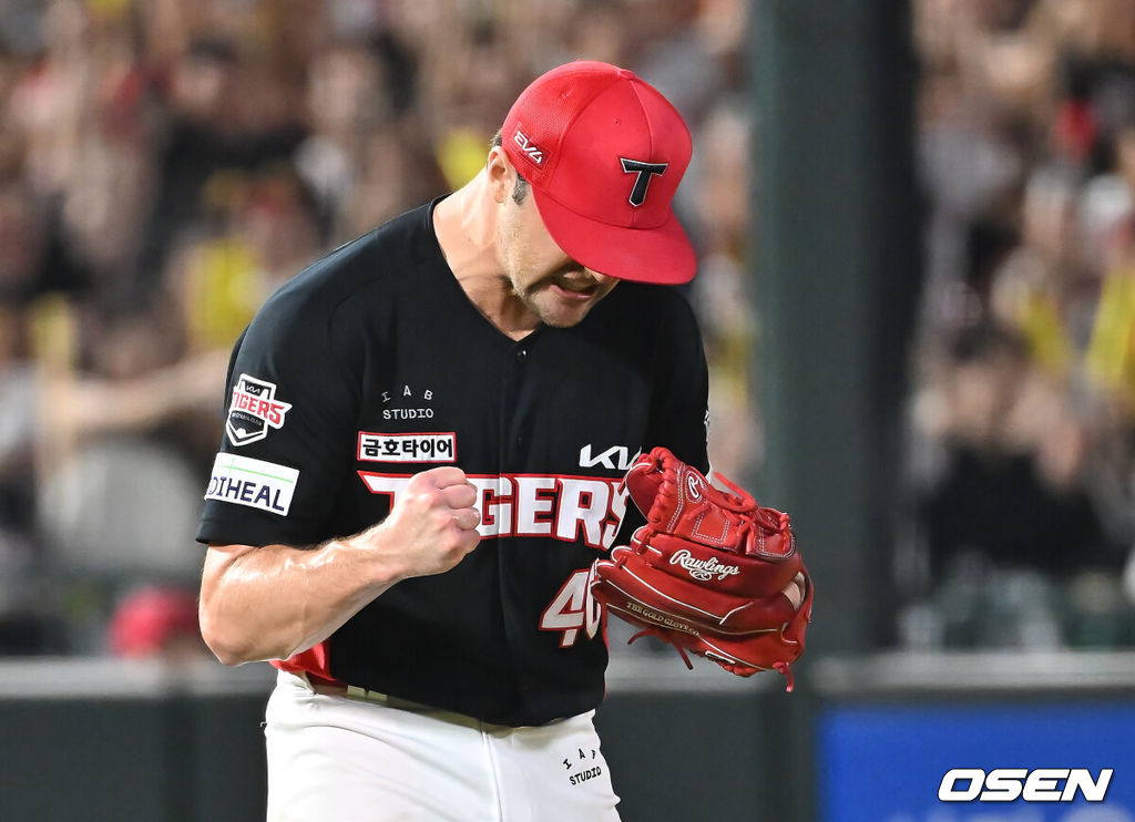 5일 부산 사직야구장에서 2025 신한 SOL 뱅크 KBO 리그 롯데 자이언츠와 KIA 타이거즈의 경기가 열렸다. 홈팀 롯데는 감보아가, 방문팀 KIA는 네일이 선발 출전했다.KIA 타이거즈 네일이 6회말 무사 1,2루 롯데 자이언츠 레이예스를 투수 병살로 잡고 환호하고 있다. 2025.08.05 / foto0307@osen.co.kr