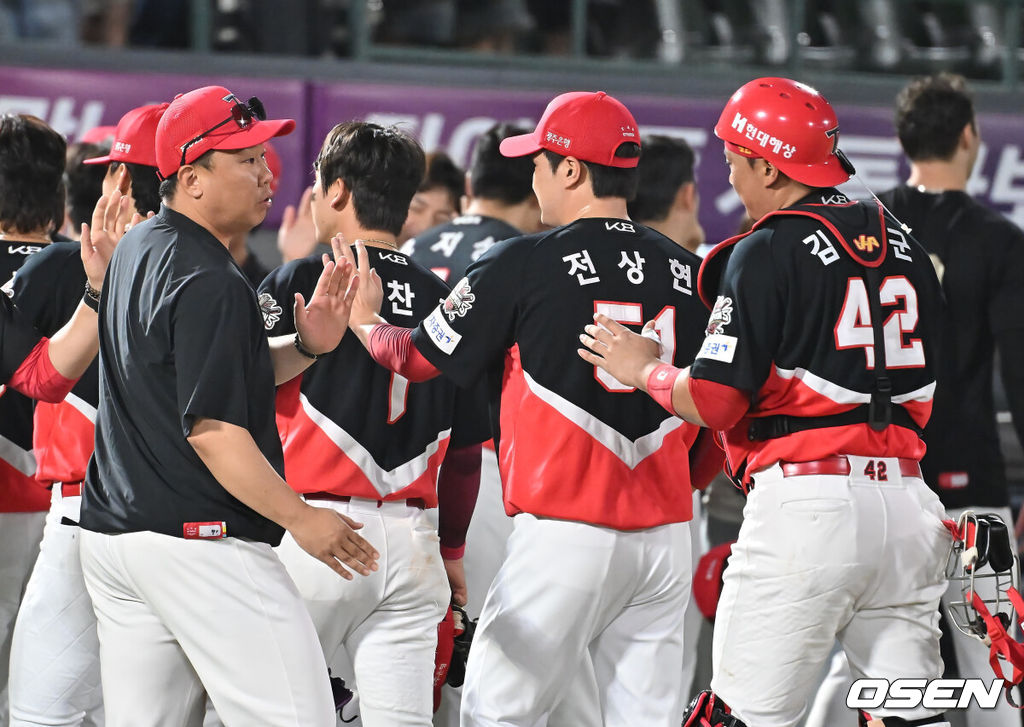 5일 부산 사직야구장에서 2025 신한 SOL 뱅크 KBO 리그 롯데 자이언츠와 KIA 타이거즈의 경기가 열렸다. 홈팀 롯데는 감보아가, 방문팀 KIA는 네일이 선발 출전했다.KIA 타이거즈 이범호 감독이 롯데 자이언츠에 2-0으로 승리한 후 김태군과 하이파이브를 하고 있다. 2025.08.05 / foto0307@osen.co.kr