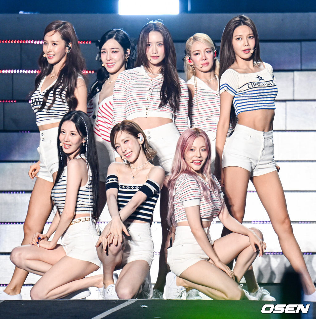20일 오후 수원시 수원월드컵경기장에서 ‘에스엠타운 라이브 2022 : 에스엠씨유 익스프레스 @휴먼 시티_수원’(SMTOWN LIVE 2022 : SMCU EXPRESS @HUMAN CITY_SUWON) 콘서트가 진행됐다.이번 공연은 2017년 서울 월드컵경기장에서 열린 ‘에스엠타운 라이브’(SMTOWN LIVE) 공연 이후 약 5년 만에 국내에서 개최되는 오프라인 콘서트로, 강타, 보아, 동방신기, 슈퍼주니어, 소녀시대, 태연, 효연, 샤이니 키, 민호, 엑소 수호, 시우민, 첸, 디오, 카이, 레드벨벳, NCT, 에스파, 갓 더 비트(GOT the beat), 레이든, 긴조, 임레이 등 글로벌 K-팝 스타인 SM 소속 아티스트들이 총출동했다.특히 데뷔 15주년을 맞아 5년 만에 완전체 활동을 펼치고 있는 소녀시대의 무대는 물론, 다음달 7일 17년 만의 정규 앨범으로 컴백하는 강타의 신곡 무대, 역대급 조합으로 화제를 모은 ‘갓 더 비트’의 무대 등을 한 번에 볼 수 있다.소녀시대가 멋진 무대를 펼치고 있다. 2022.08.20/ soul1014@osen.co.kr