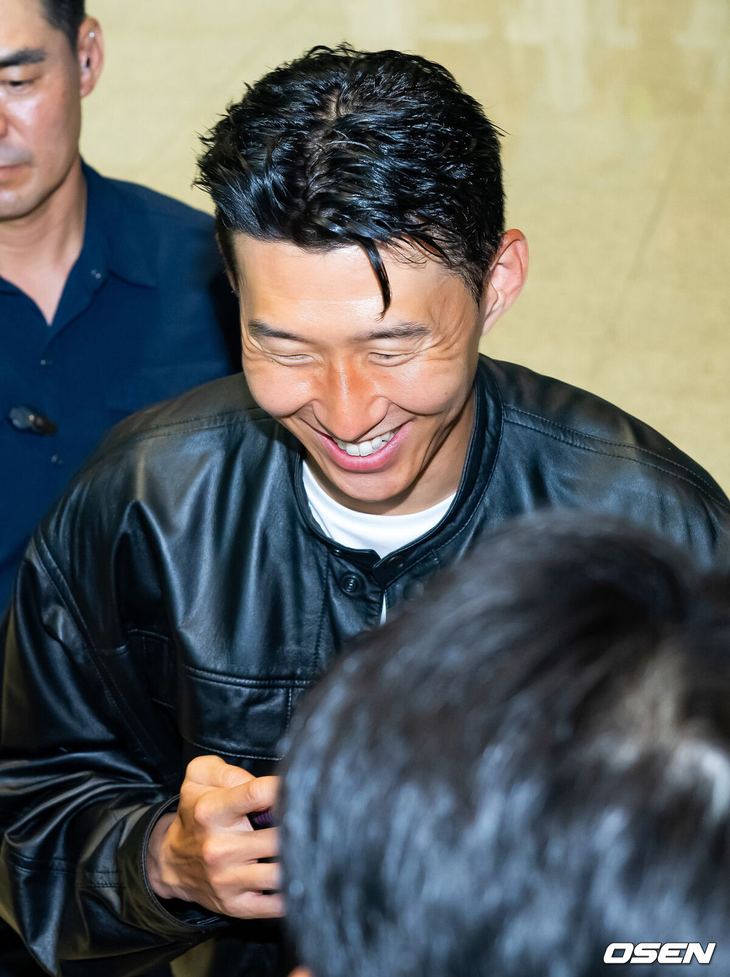 토트넘과 결별을 택한 손흥민이 LAFC 이적을 위해 5일 오후 미국 로스앤젤레스로 출국했다.손흥민은 현지 도착과 동시에 메디컬 테스트와 계약서 서명 그리고 공식 발표까지 이어질 것으로 보인다.손흥민이 출국장으로 향하며 팬들에게 사인을 해주며 인사를 하고 있다. 2025.08.05 / rumi@osen.co.kr