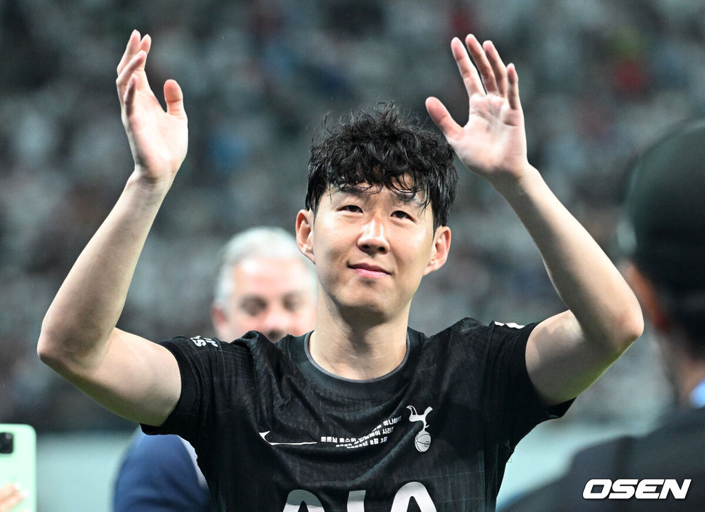 3일 오후 서울월드컵경기장에서 쿠팡플레이 시리즈 2025 2경기, 토트넘 홋스퍼 FC와 뉴캐슬 유나이티드 FC의 프리시즌 친선경기가 열렸다.토트넘 손흥민의 고별전이자 양민혁과 뉴캐슬 박승수의 맞대결로 주목받는 이번 경기는 단순한 프리시즌 친선경기가 아닌, 전설의 마지막, 신예의 등장 교차점이라는 특별한 의미가 더해진다.경기 종료 후 토트넘 홋스퍼 손흥민이 관중석을 향해 인사를 하고 있다. 2025.08.03 /sunday@osen.co.kr
