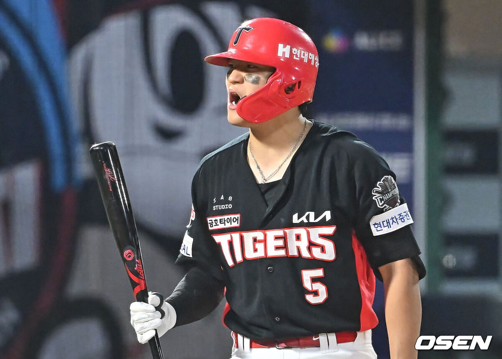 5일 부산 사직야구장에서 2025 신한 SOL 뱅크 KBO 리그 롯데 자이언츠와 KIA 타이거즈의 경기가 열렸다. 홈팀 롯데는 감보아가, 방문팀 KIA는 네일이 선발 출전했다.KIA 타이거즈 김도영이 4회초 삼진 아웃당하고 놀라고 있다. 2025.08.05 / foto0307@osen.co.kr