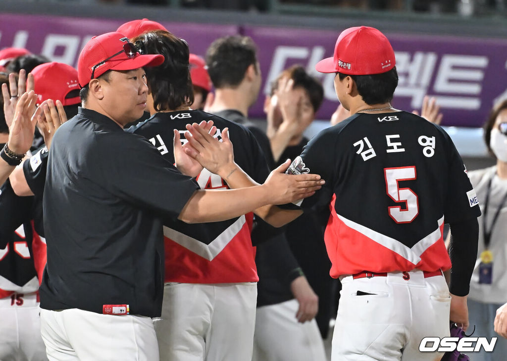 5일 부산 사직야구장에서 2025 신한 SOL 뱅크 KBO 리그 롯데 자이언츠와 KIA 타이거즈의 경기가 열렸다. 홈팀 롯데는 감보아가, 방문팀 KIA는 네일이 선발 출전했다.KIA 타이거즈 이범호 감독이 롯데 자이언츠에 2-0으로 승리한 후 김도영과 하이파이브를 하고 있다. 2025.08.05 / foto0307@osen.co.kr