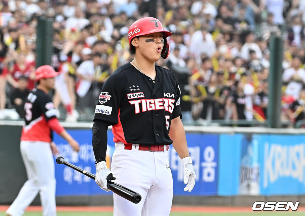 5일 부산 사직야구장에서 2025 신한 SOL 뱅크 KBO 리그 롯데 자이언츠와 KIA 타이거즈의 경기가 열렸다. 홈팀 롯데는 감보아가, 방문팀 KIA는 네일이 선발 출전했다.KIA 타이거즈 김도영이 1회초 롯데 자이언츠 선발 투수 감보아의 투구에 놀라고 있다. 2025.08.05 / foto0307@osen.co.kr