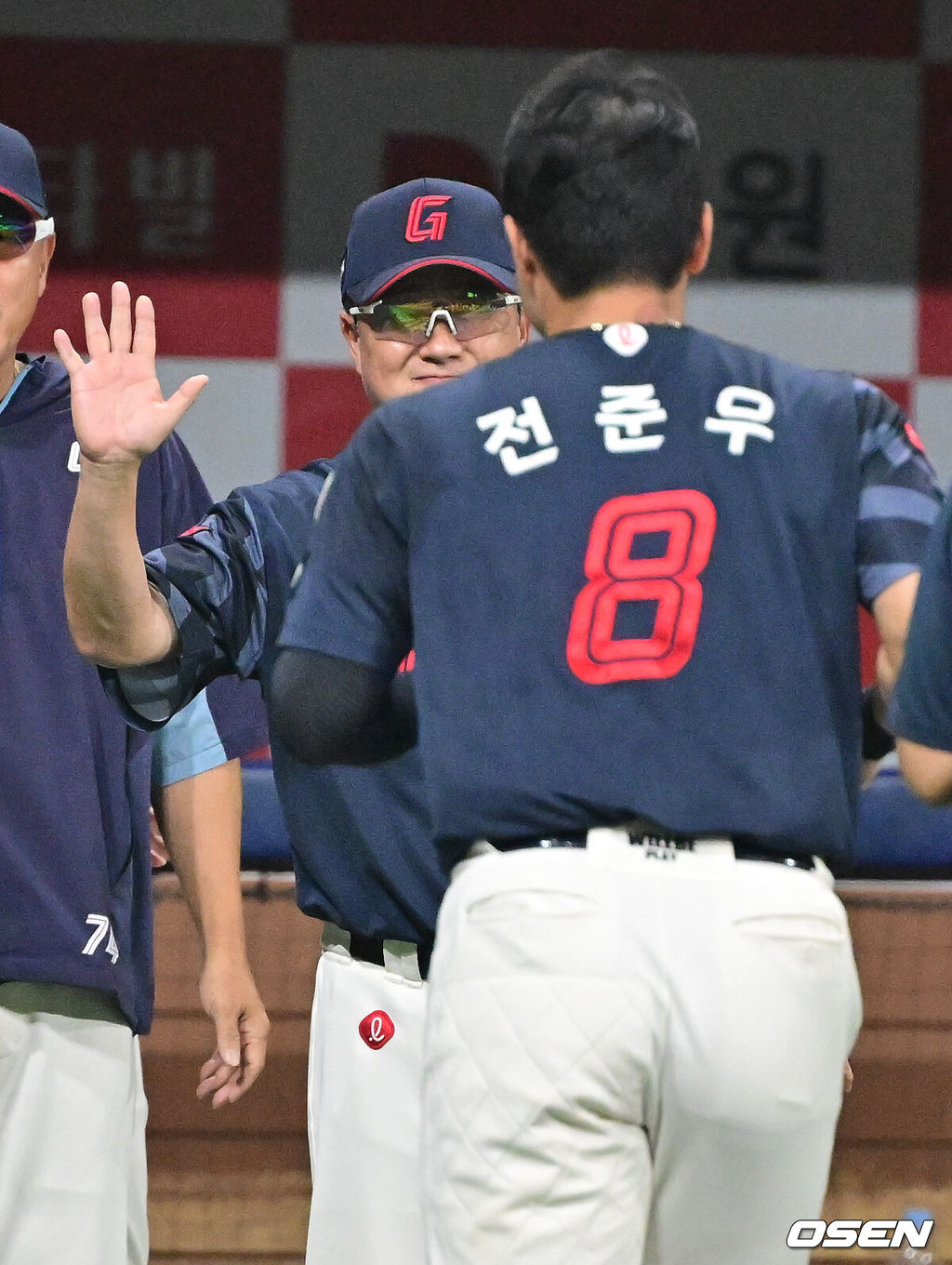 프로야구 롯데 자이언츠가 짜릿한 역전승으로 주말 3연전 1승 1패 균형을 맞췄다. 키움 히어로즈 김윤하는 16연패 탈출까지 아웃카운트 하나만 남겨뒀지만 팀이 충격적인 역전패를 당하고 말았다.롯데는 2일 서울 고척스카이돔에서 열린 ‘2025 신한은행 SOL Bank KBO리그’ 키움과의 경기에서 3-2 역전승을 거뒀다. 이날 승리로 주말 3연전 1승 1패 균형을 맞추는데 성공했다. 경기종료 후 롯데 김태형 감독이 미소 지으며 동점타를 날린 전준우를 다독이고 있다.   2025.08.02 / soul1014@osen.co.kr