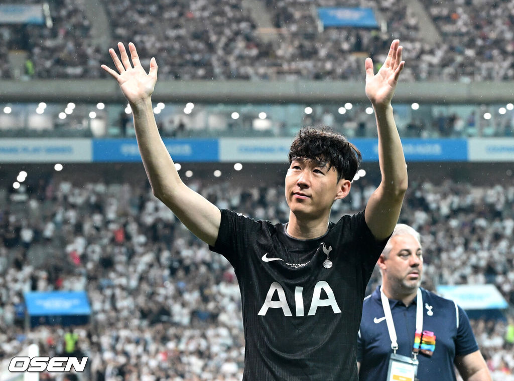 3일 오후 서울월드컵경기장에서 쿠팡플레이 시리즈 2025 2경기, 토트넘 홋스퍼 FC와 뉴캐슬 유나이티드 FC의 프리시즌 친선경기가 열렸다.토트넘 손흥민의 고별전이자 양민혁과 뉴캐슬 박승수의 맞대결로 주목받는 이번 경기는 단순한 프리시즌 친선경기가 아닌, 전설의 마지막, 신예의 등장 교차점이라는 특별한 의미가 더해진다.경기 종료 후 토트넘 홋스퍼 손흥민이 관중석을 향해 인사를 하고 있다. 2025.08.03 /sunday@osen.co.kr
