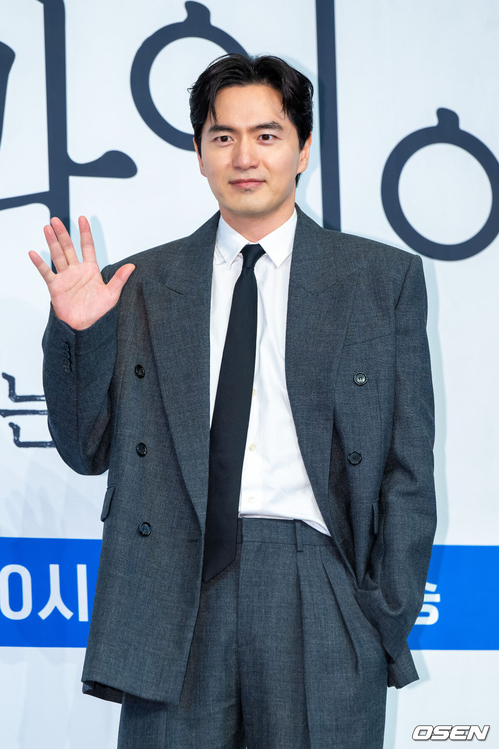 31일 오후 서울 신도림 더링크호텔에서 JTBC 새 토일드라마 ‘에스콰이어: 변호사를 꿈꾸는 변호사들’(극본 박미현 연출 김재홍) 제작발표회가 진행됐다. 정의롭고 당차지만 사회생활에 서툰 법무법인 율림의 신입 변호사 강효민(정채연 분)이 왜인지 온 세상에 냉기를 뿜어대지만 실력만큼은 최고인 파트너 변호사 윤석훈(이진욱 분)을 통해 완전한 변호사로 성장해 나가는 오피스 성장물로 오는 8월 2일 첫방송된다.배우 이진욱이 포즈를 취하고 있다.  2025.07.31 / soul1014@osen.co.kr