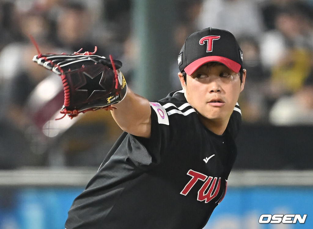 2일 부산 사직야구장에서 2025 신한 SOL 뱅크 KBO 리그 롯데 자이언츠와 LG 트윈스의 경기가 열렸다. 홈팀 롯데는 감보아가, 방문팀 LG는 임찬규가 선발 출전했다.LG 트윈스 함덕주가 역투하고 있다. 2025.07.02 / foto0307@osen.co.kr