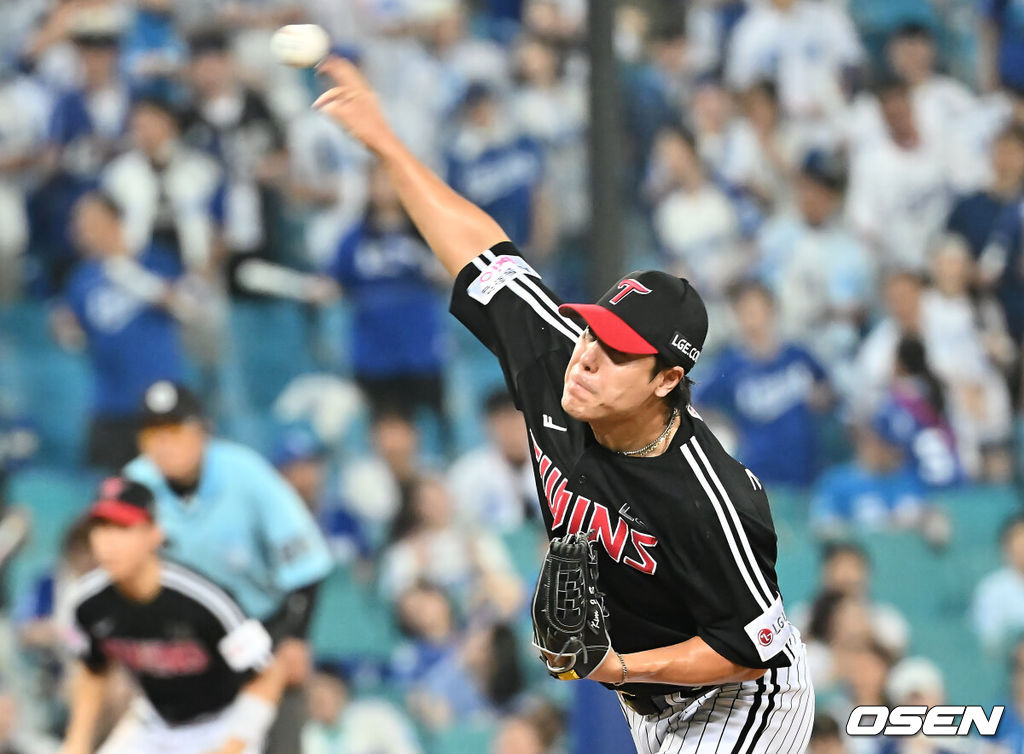 2일 대구삼성라이온즈파크에서 2025 신한 SOL 뱅크 KBO 리그 삼성 라이온즈와 LG 트윈스의 경기가 열렸다. 홈팀 삼성은 원태인이, 방문팀 LG는 에르난데스가 선발 출전했다. LG 트윈스 김진성이 역투하고 있다. 2025.08.02 / foto0307@osen.co.kr
