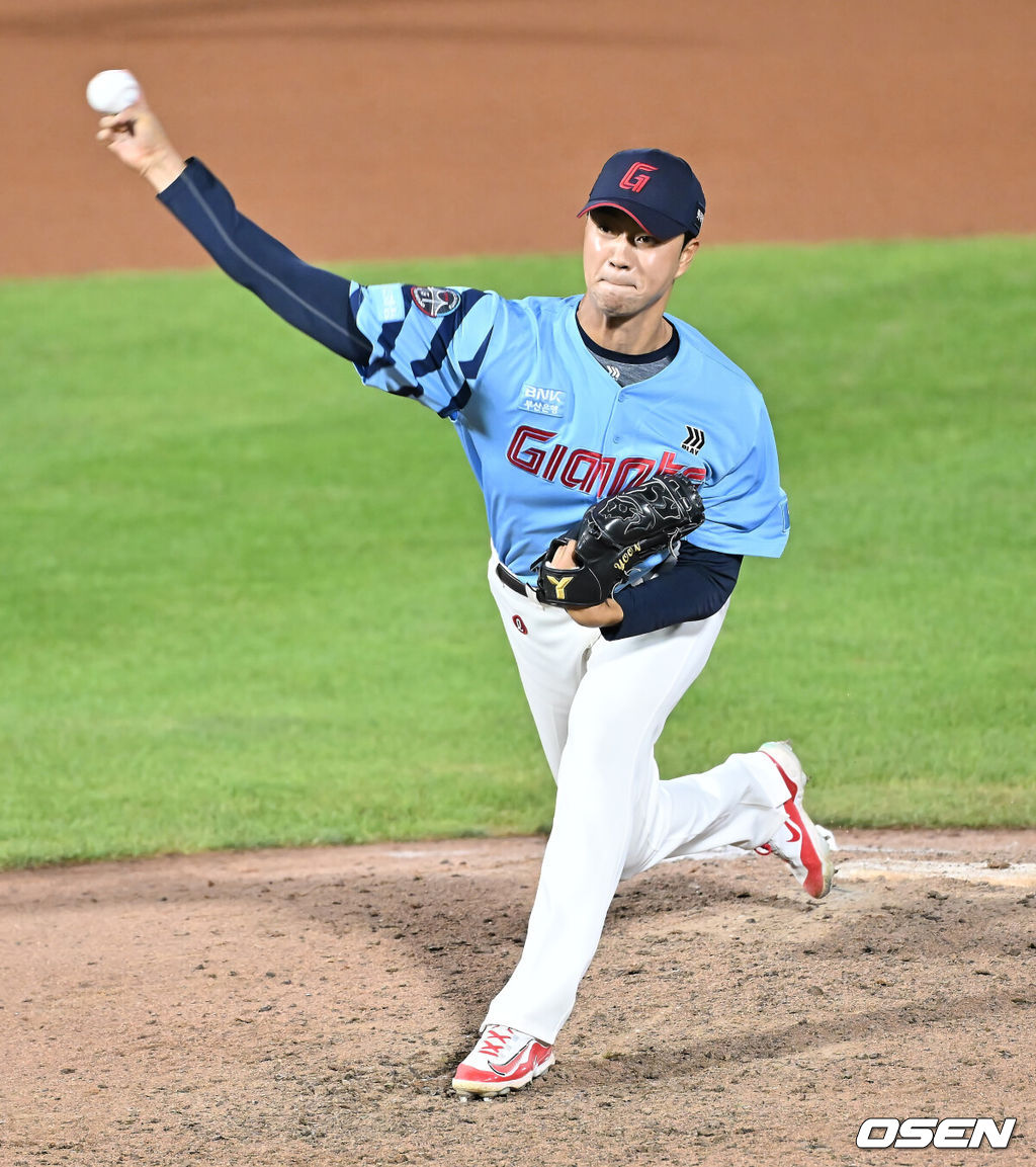 31일 부산 사직야구장에서 2025 신한 SOL 뱅크 KBO 리그 롯데 자이언츠와 NC 다이노스의 경기가 열렸다. 홈팀 롯데는 데이비슨이, 방문팀 NC는 김녹원이 선발 출전했다.롯데 자이언츠 윤성빈이 역투하고 있다. 2025.07.31 / foto0307@osen.co.kr