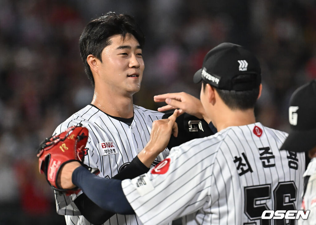26일 부산 사직야구장에서 2025 신한 SOL 뱅크 KBO 리그 롯데 자이언츠와 KIA 타이거즈의 경기가 열렸다. 홈팀 롯데는 이민석이, 방문팀 KIA는 이의리가 선발 출전했다.롯데 자이언츠 윤성빈이 KIA 타이거즈에 9-4로 승리한 후 최준용과 기쁨을 나누고 있다. 2025.07.26 / foto0307@osen.co.kr