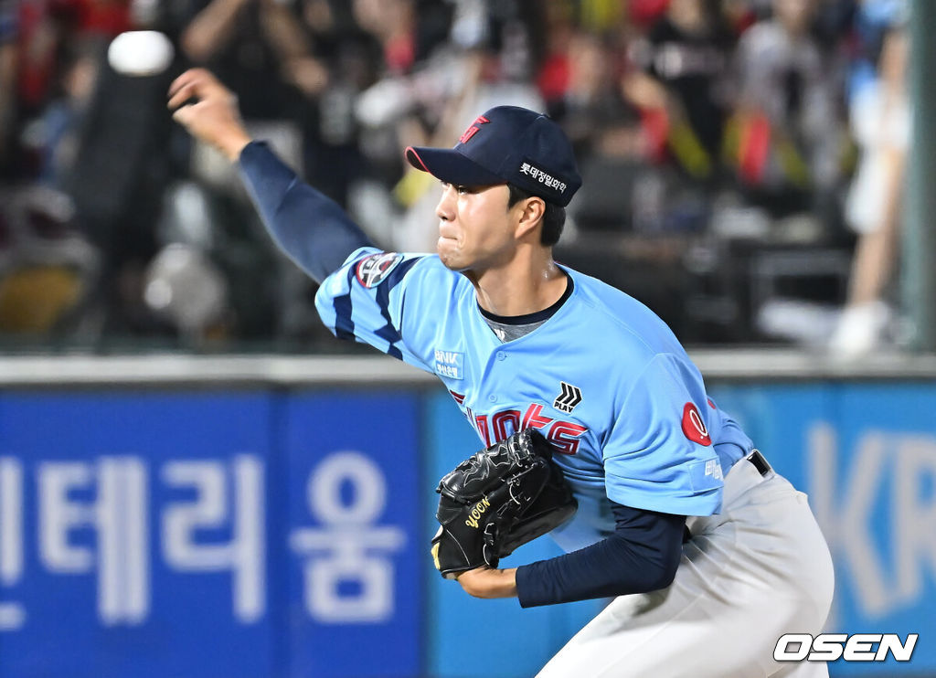 5일 부산 사직야구장에서 2025 신한 SOL 뱅크 KBO 리그 롯데 자이언츠와 KIA 타이거즈의 경기가 열렸다. 홈팀 롯데는 감보아가, 방문팀 KIA는 네일이 선발 출전했다.롯데 자이언츠 윤성빈이 역투하고 있다. 2025.08.05 / foto0307@osen.co.kr