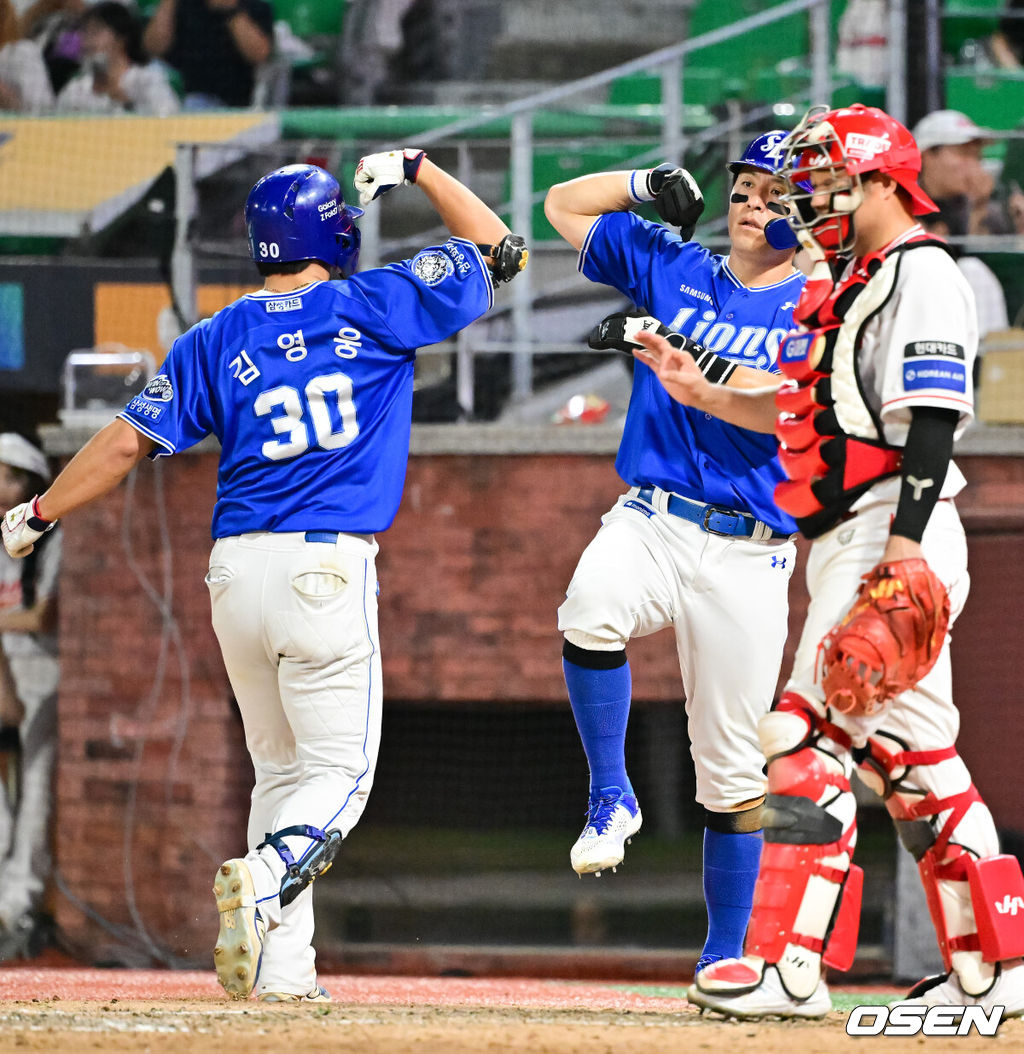 5일 오후 인천 문학 SSG 랜더스 필드에서 ‘2025 신한 SOL BANK KBO리그’ SSG 랜더스와 삼성 라이온즈의 경기가 진행됐다.이날 SSG은 문승원을, 삼성은 최원태를 선발투수로 내세웠다.8회초 1사 3루 삼성 김영웅이 2점 홈런을 날리고 3루 주자 강민호와 세리머니를 하고 있다.  2025.08.05 / soul1014@osen.co.kr