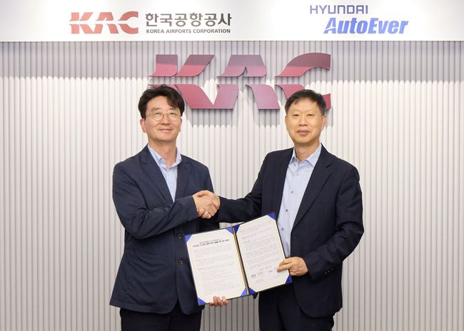 현대오토에버 내비게이션사업부장 서동권 상무(사진 왼쪽)와 한국공항공사 손종하 운영본부장이 업무협약을 맺고 있다.