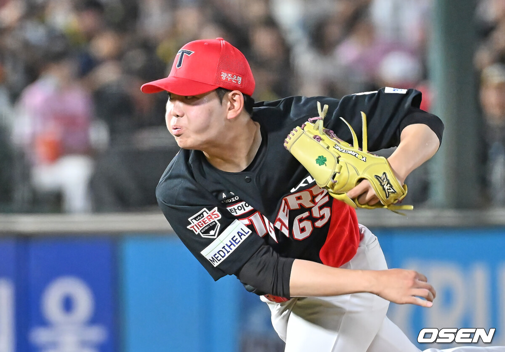 25일 부산 사직야구장에서 2025 신한 SOL 뱅크 KBO 리그 롯데 자이언츠와 KIA 타이거즈의 경기가 열렸다.홈팀 롯데는 데이비슨이, 방문팀 KIA는 김건국이 선발 출전했다.KIA 타이거즈 성영탁이 역투하고 있다. 2025.07.25 / foto0307@osen.co.kr