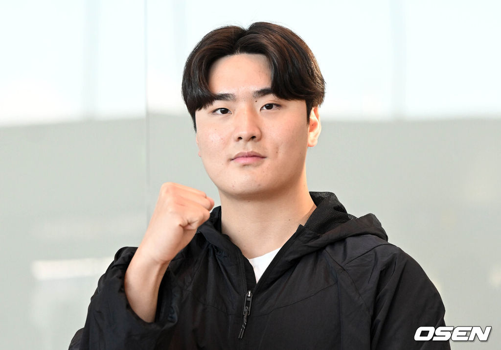 피츠버그 파이리츠와 입단 계약에 합의한 심준석이 24일 오후 인천국제공항을 통해 피츠버그로 출국했다. 심준석이 출국 전 포즈를 취하고 있다. 2023.01.24 /cej@osen.co.kr