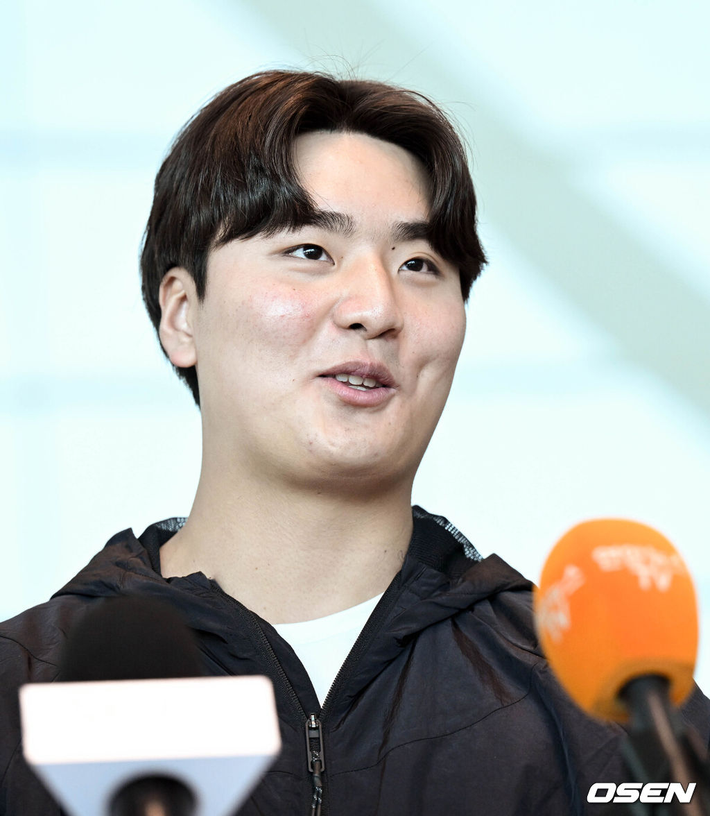 피츠버그 파이리츠와 입단 계약에 합의한 심준석이 24일 오후 인천국제공항을 통해 피츠버그로 출국했다. 심준석이 출국 전 취재진과 인터뷰를 하고 있다. 2023.01.24 /cej@osen.co.kr