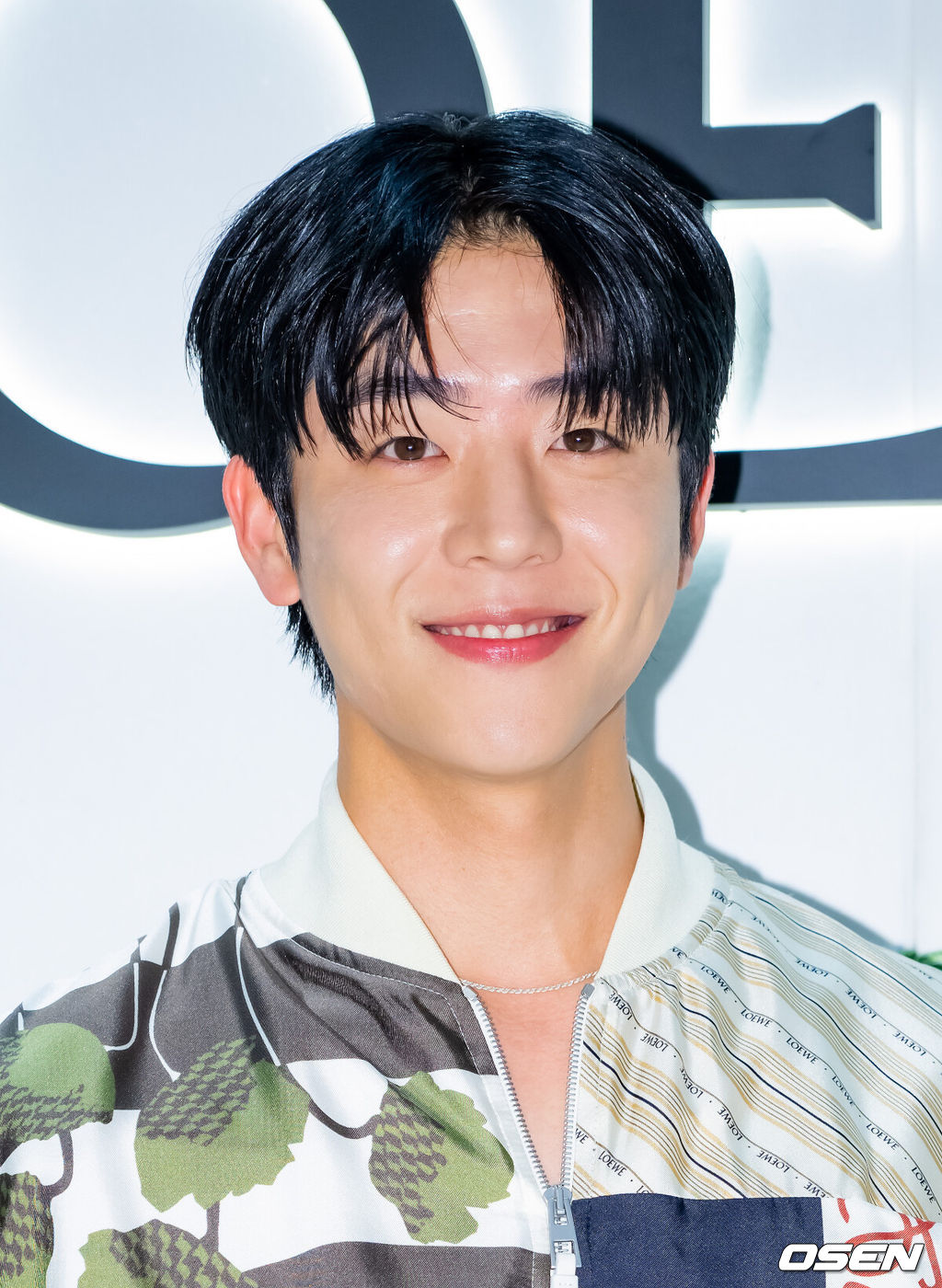 18일 오후 서울 서초구 신세계 백화점 강남점에서 브랜드 팝업 스토어 오픈 사진 행사 열렸다.이날 행사에는 배우 채종협, 장다아, 전소니가 참석했다.배우 채종협이 포즈를 취하고 있다. 2024.04.18 /rumi@osen.co.kr